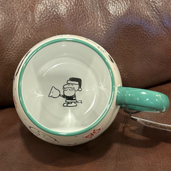 Snoopy Charlie Brown Lucy & Snowflakes Tear Drop Style Peanuts Christmas Mug - Picture 9 of 10